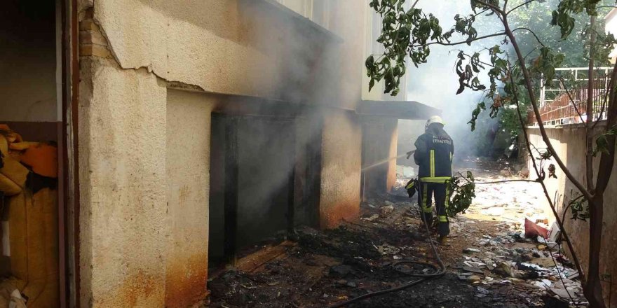 Antalya’da sürekli yangın çıkan metruk bina mahalle halkını isyan ettirdi