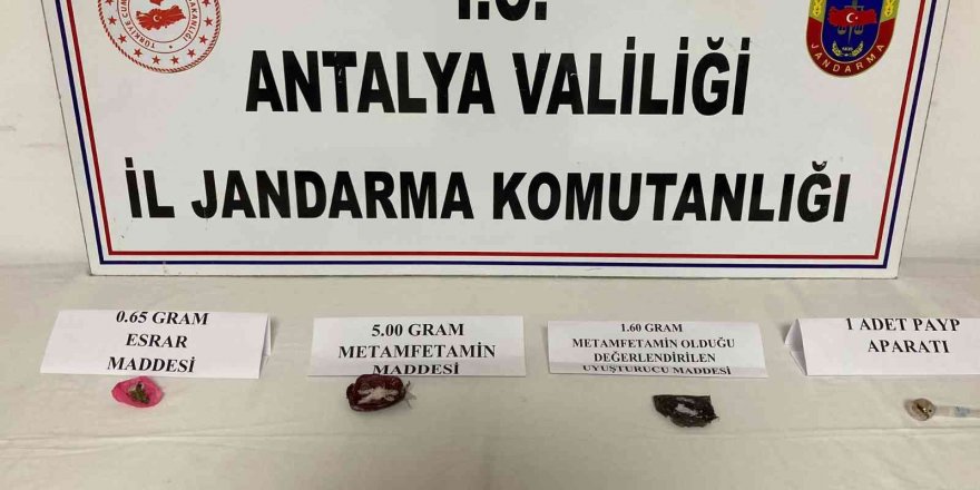 Antalya’da aranma kaydı bulunan şüpheli, jandarmaya yakalandı