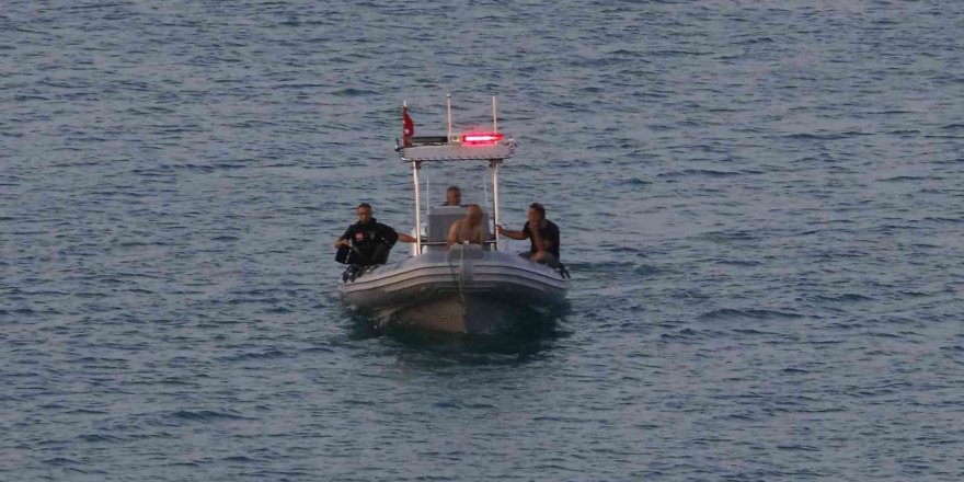 Adana’da alabora olan yelkenliden göle düşen kişi kayboldu