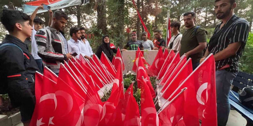 Eren Bülbül’ü korurken 41 kurşunla şehit olan Astsubay Ferhat Gedik’in kabrine 41 Türk bayrağı dikildi