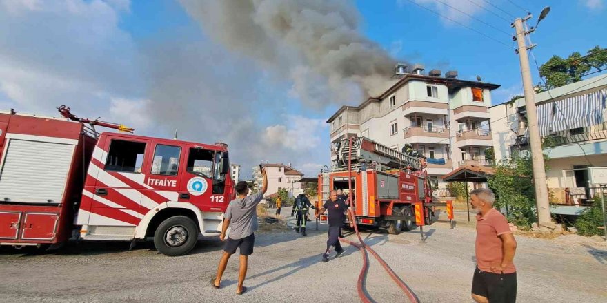 Çatı katı alevlere teslim oldu, 2 kişi dumandan etkilendi