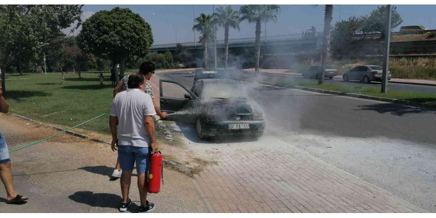 Yanan otomobilden, eşi ve çocuklarını çıkardı