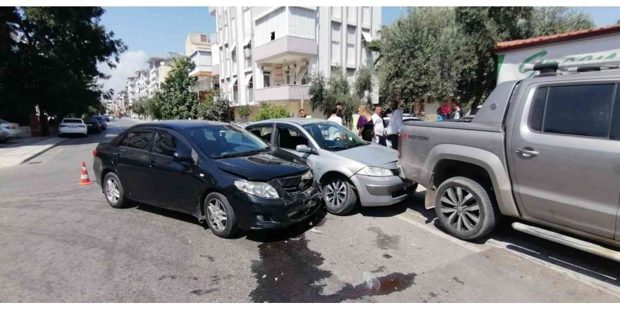 Kaza yapan otomobiller park halindeki kamyonete çarptı: 1 yaralı