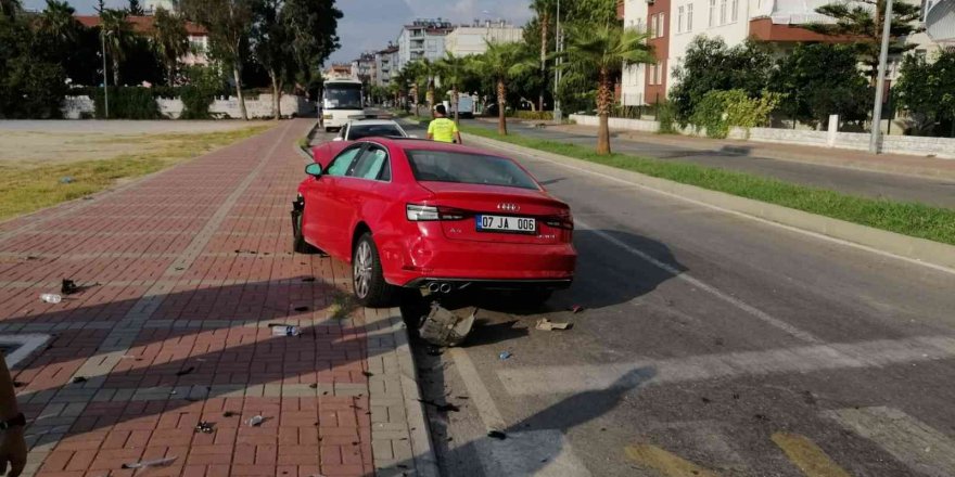 Manavgat’ta iki otomobil çarpıştı: 2 yaralı