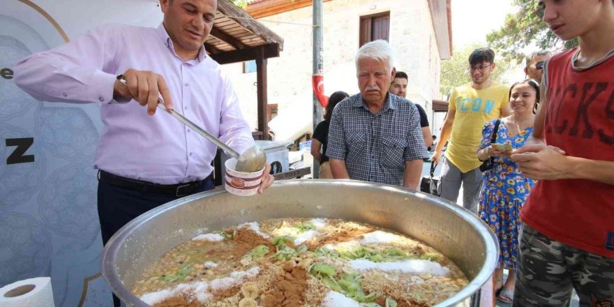 Kaş Belediyesinden aşure ikramı