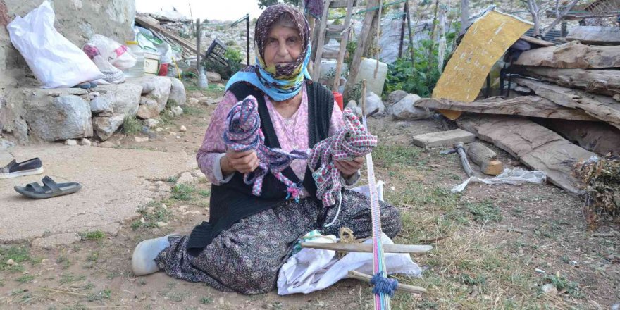 Antalya’da Yörükler kolan dokuma ve kirmen eğirme kültürünü yaşatıyor