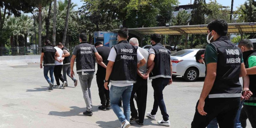 Mersin’deki 2 milyon uyuşturucu hap operasyonunun zanlıları adliyeye sevk edildi