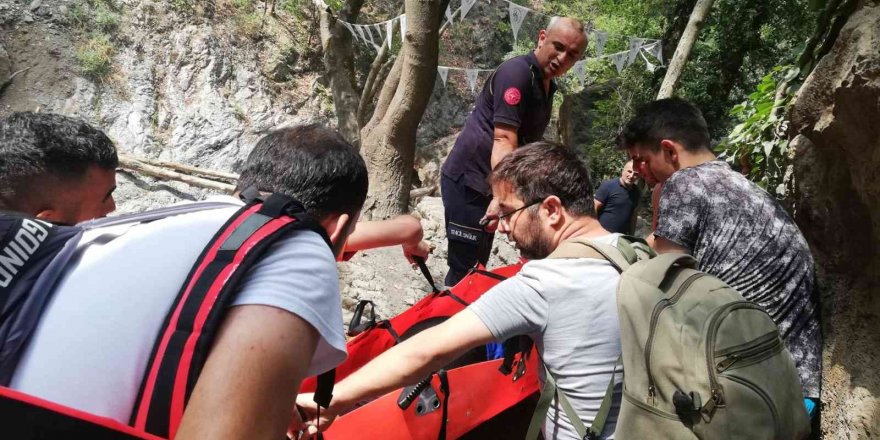 Doğa yürüyüşünde ayağı kırıldı, 1 kilometre sedyeyle taşındı