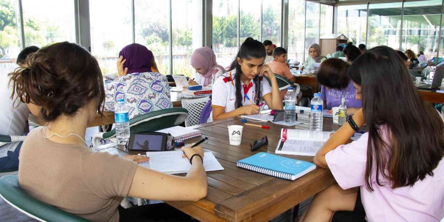 Mersin Büyükşehir Belediyesi Kütüphanesi öğrencilerin uğrak yeri oldu