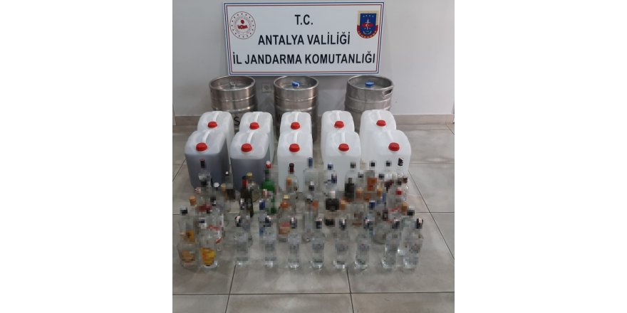 Manavgat’ta otel odasında 387 litre sahte içki ele geçirildi