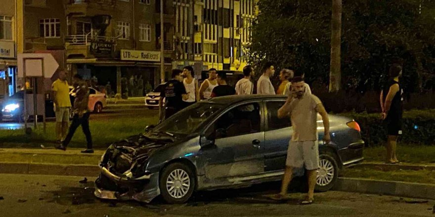 Gazipaşa’da kavşakta iki araç çarpıştı: 1 ölü, 1’i ağır 2 yaralı