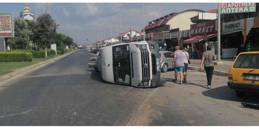 Manavgat’ta otomobiller çarpıştı, tur minibüsü 50 metre sürüklenerek devrildi