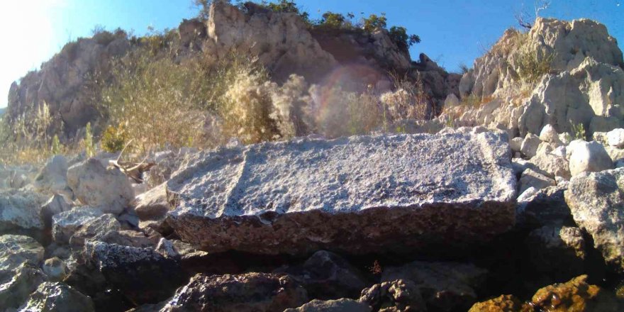 Eğirdir Gölü’nde su çekilince, tarihi mezar ortaya çıktı