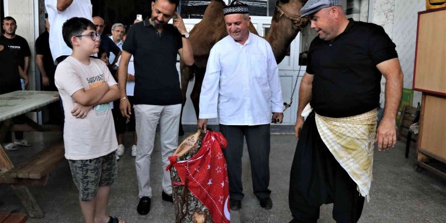 Erkek çocuğu dünyaya gelince 700 yıllık geleneği yaşattı