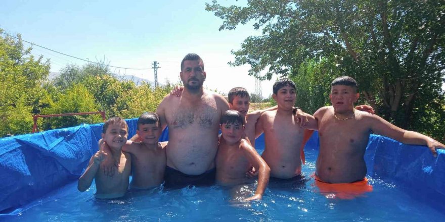 Sıcaktan bunalınca römorku havuz yaptılar