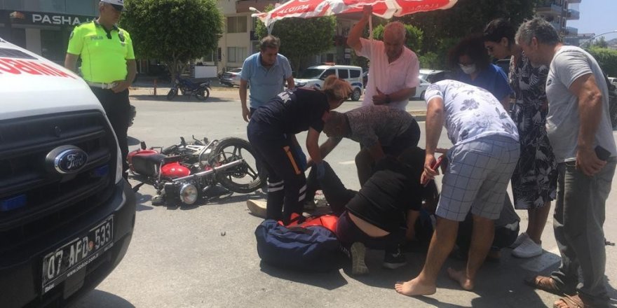 Alanya’da motosiklet ile otomobil çarpıştı: 1’i ağır, 2 yaralı