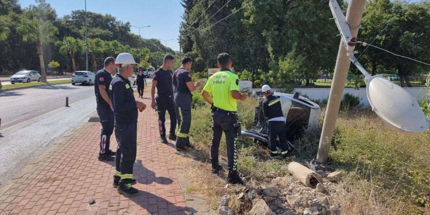 Virajı alamayan otomobil elektrik direğini yerinden söktü