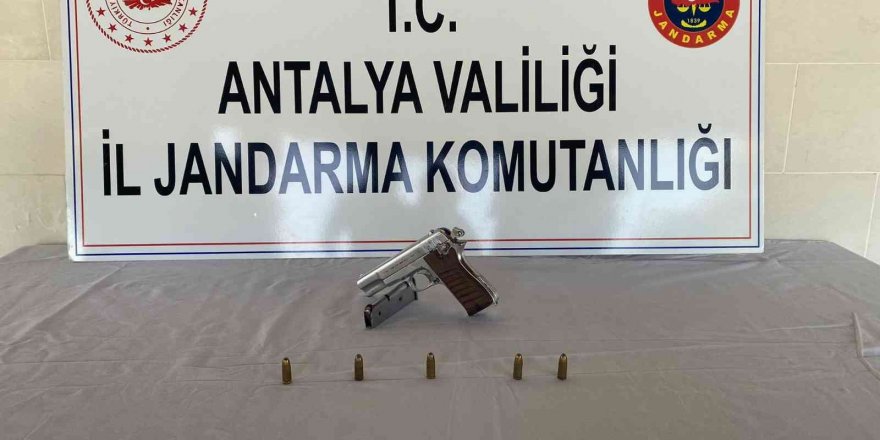 Kaş’ta jandarma ruhsatsız tabanca ele geçirdi