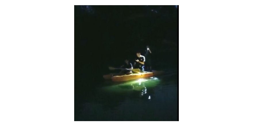 Irmakta mahsur kalan köpeğe itfaiyeden kanoyla kurtarma