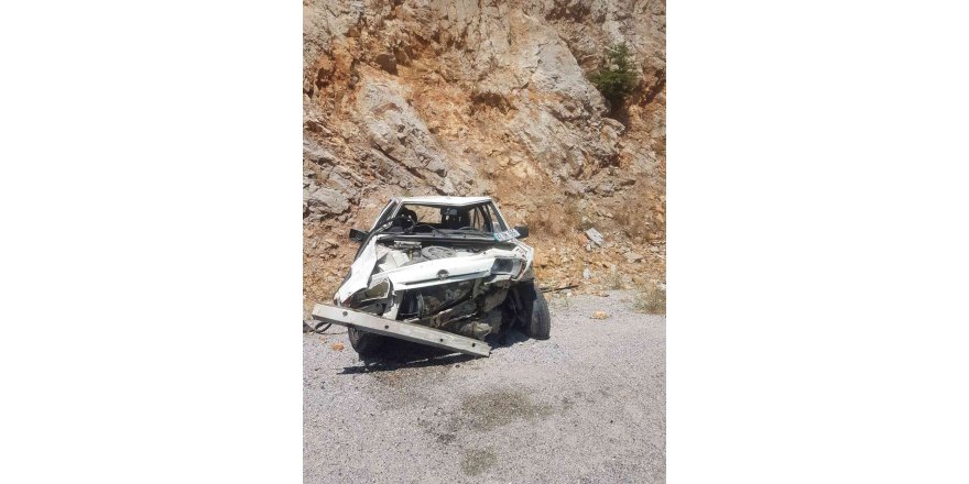 Antalya’da otomobil, şarampoldeki kayalara çarptı: 1 yaralı