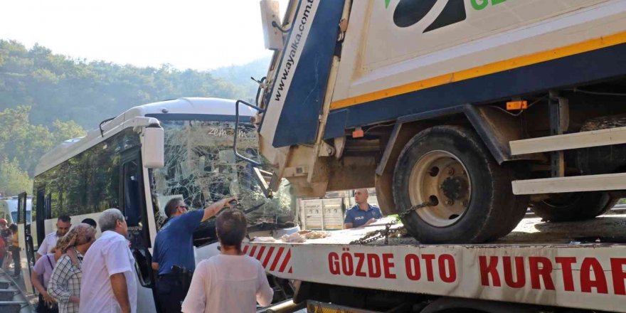 Antalya’da otel servis midibüsü kamyon yüklü çekiciyle çarpıştı: 4’ü ağır 27 yaralı