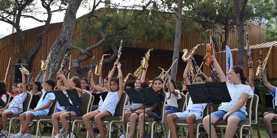 Kemer Belediyesi Gençlik Orkestrasından konser