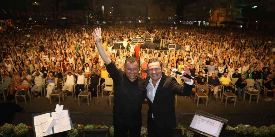 Alanya Belediyesinin yaz konserinde, Ferhat Göçer coşkusu