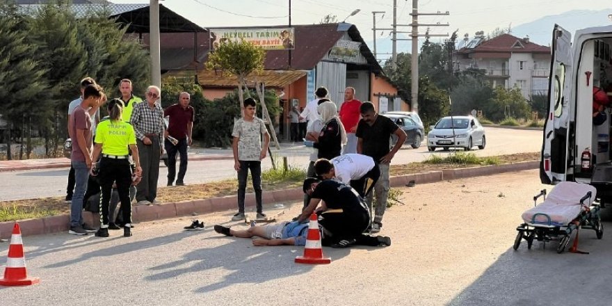 Burdur’da motosiklet refüje çarptı: 1’i ağır 2 yaralı