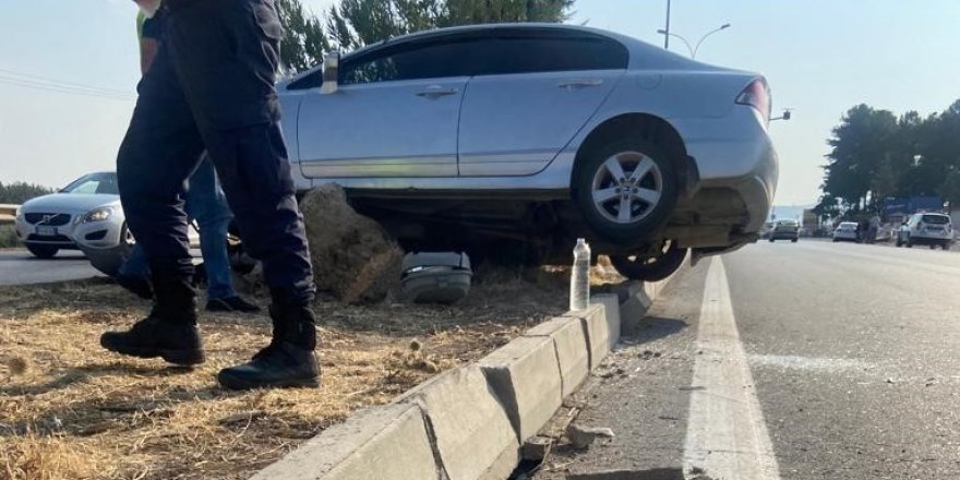 Otomobilin çarptığı elektrik direği başka bir otomobilin üzerine devrildi: 5 yaralı