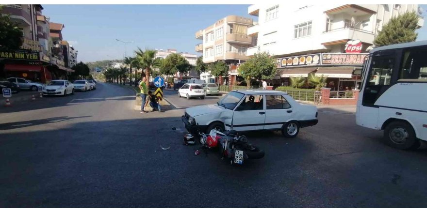 Motosiklet sürücüsü, başındaki kask sayesinde kazayı ucuz atlattı