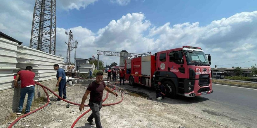 Mersin’de geri dönüşüm tesisindeki yangın kontrol altına alındı