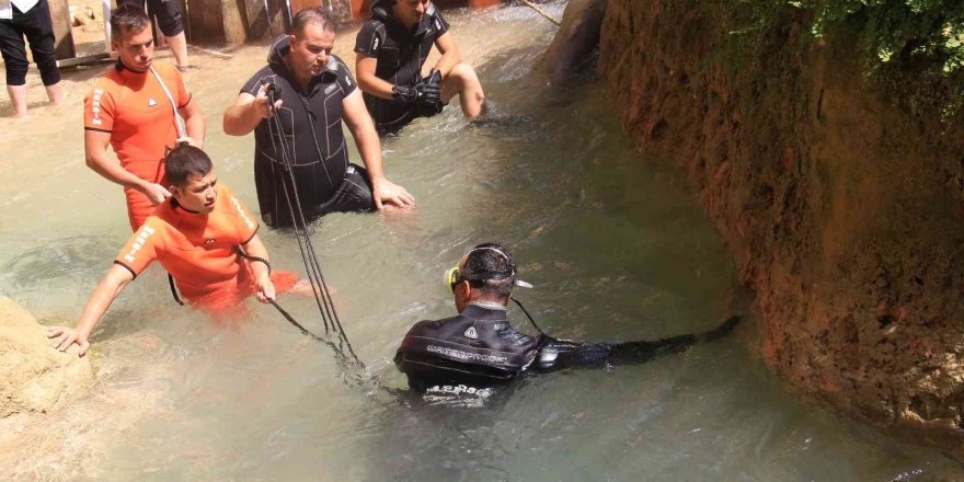 Vadideki suyun altında devasa kayaya sıkışıp ölen çocuğu kurtarma çalışması sürüyor