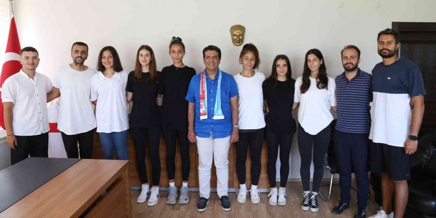 Başkan Turgay Genç, voleybol takımını ağırladı