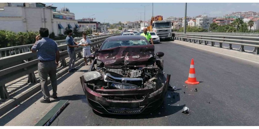 Kamyonetin üzerindeki tabela, otomobilin üzerine düştü