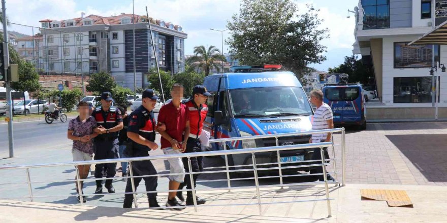 Yüzlerini gizlemeye çalışsalar da yakalandılar