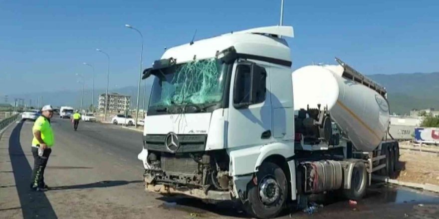 Hatay’da sıkıştırılan beton mikseri kaza yaptı: 1 yaralı