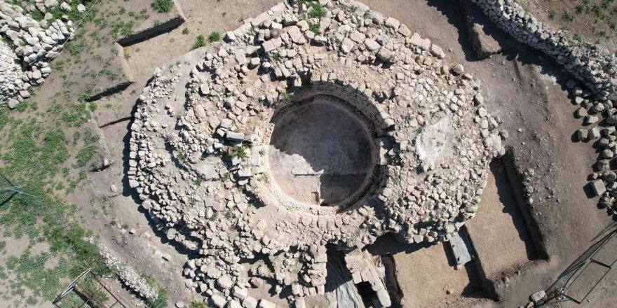 Aratos’un anıt mezarının altında başka bir yapıya ulaşıldı