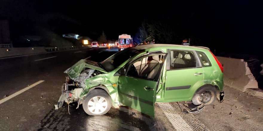 Otoyolda beton bariyerlere çarpan otomobilin sürücüsü yaralandı