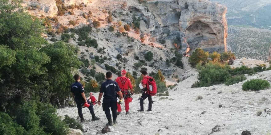 Keçileri kurtarmak isterken mahsur kaldı, ekipler kurtardı