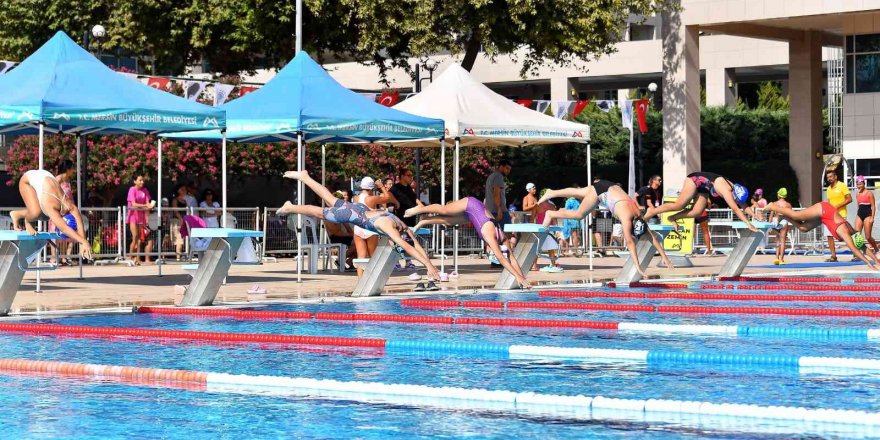 Büyük Zaferi yüzme şenliği ile kutladılar