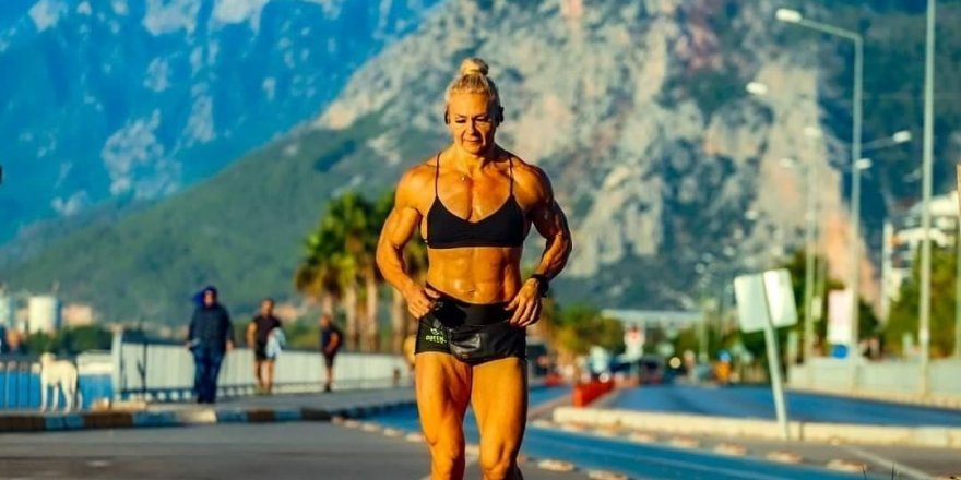 Rus asıllı milli fitness sporcusu kadının başarı hikayesi görenleri hayran bıraktı