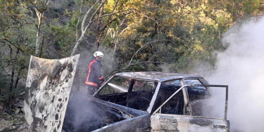 Yanan otomobil kullanılmaz hale geldi