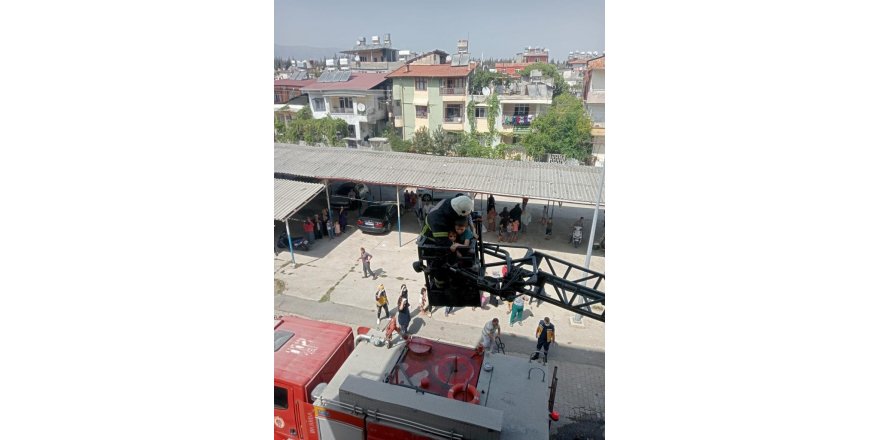 Hatay’da ev yangınında mahsur kalan çocukları itfaiye kurtardı