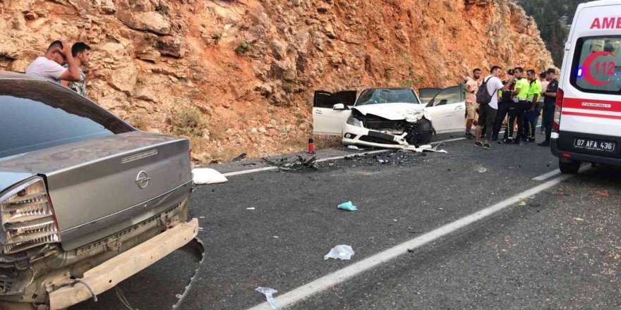 Antalya’da zincirleme trafik kazası: 4 yaralı