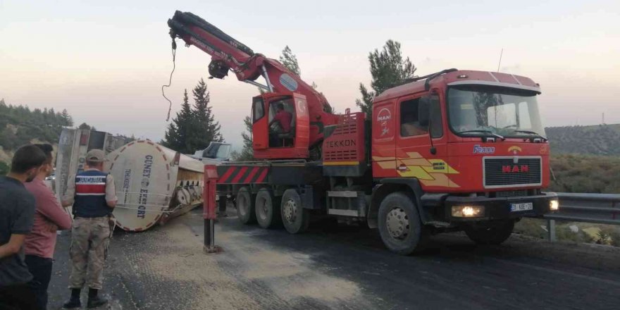 Yan yatan tanker trafiği kilitledi, kilometrelerce araç kuyruğu oluştu