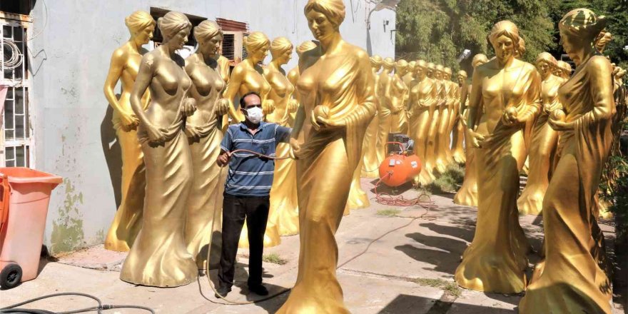 Depoda muhafaza edilen Altın Portakal heykellerini altın sarısına boyama işlemleri tamamlandı
