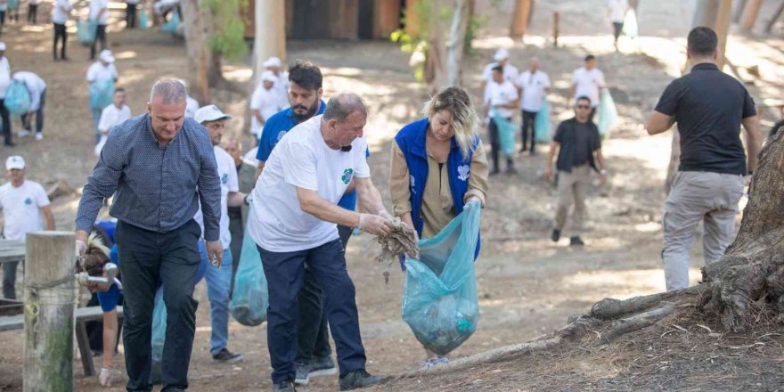 Başkan Akay ve Topuz tabiat parkında çöp topladı