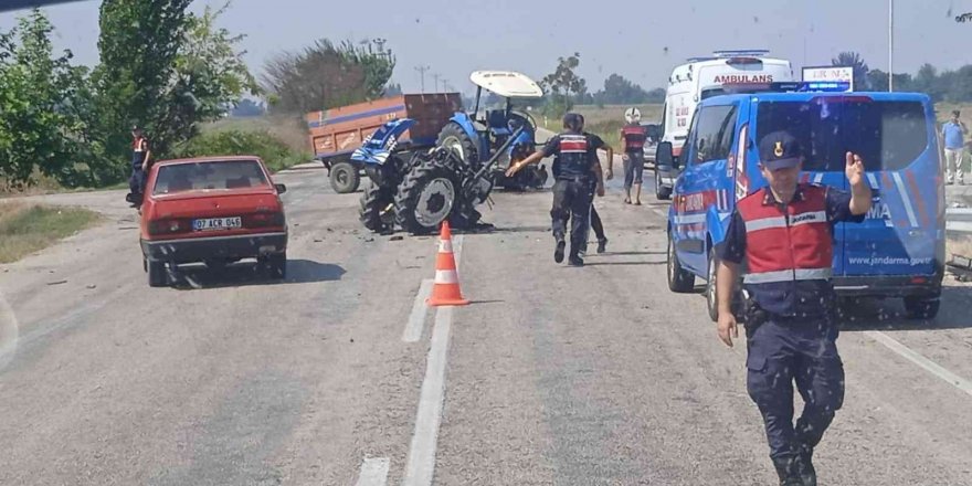 Otomobil ile çarpışan traktör ikiye bölündü: 1 ölü, 4 yaralı