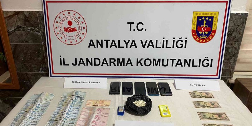 Uyuşturucu satıcıları jandarmadan kaçamadı