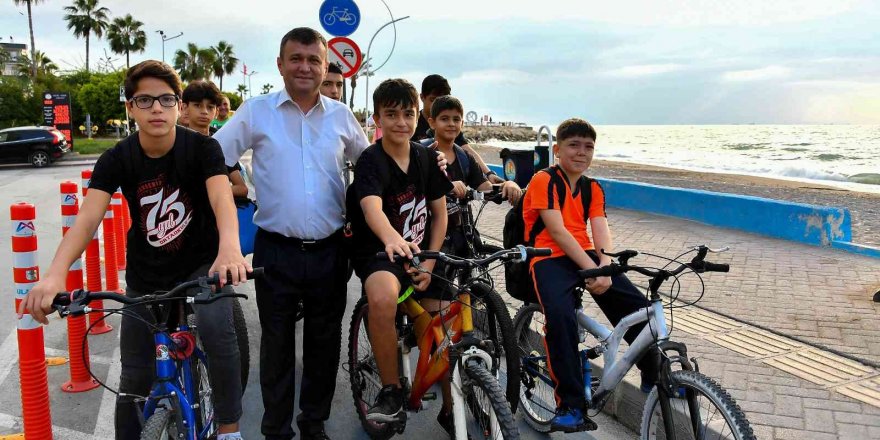 Çocuklar Evden Okula Bisikletle Gidip, Geliyor